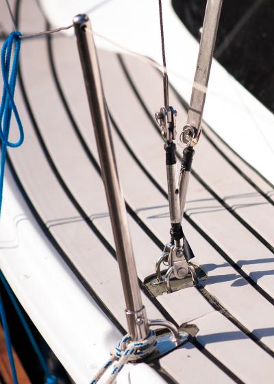 Wie verhindert man, dass Bootsbeschläge sich lösen?